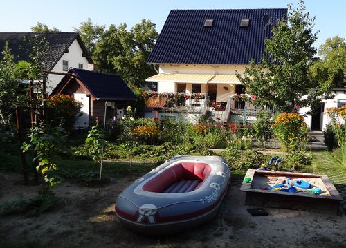 Garten mit Spielplatz